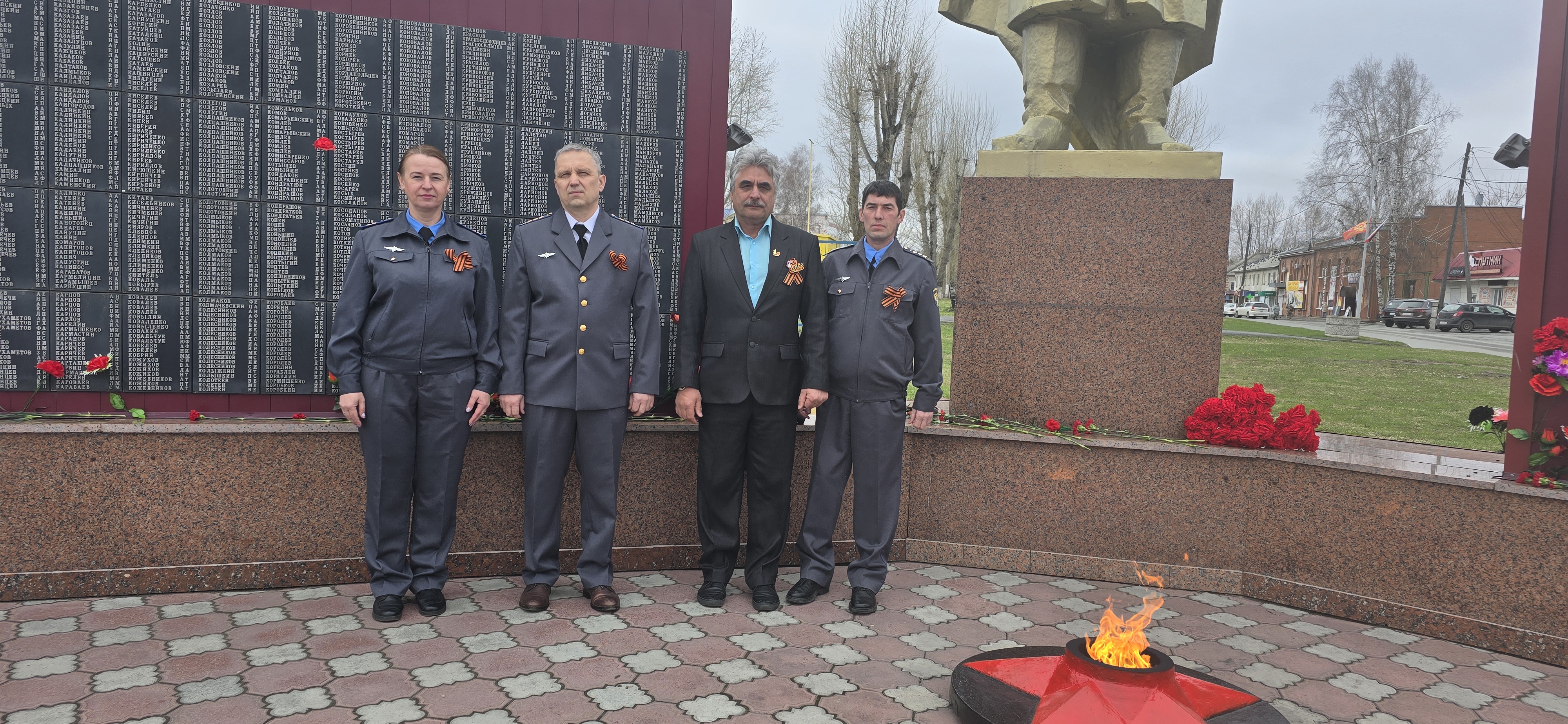 Торжественное возложение цветов, как символ памяти о погибших в Великой отечественной войне